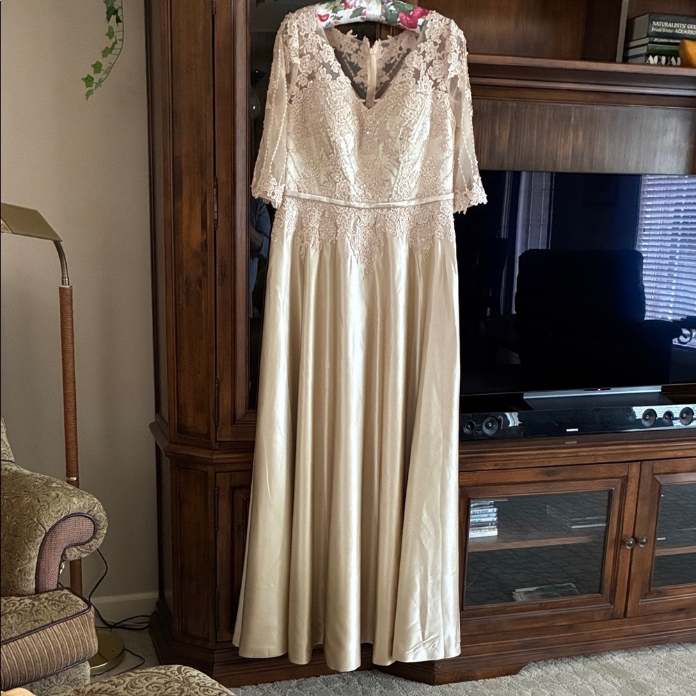 A- line V-neck 3/4 Sleeves Appliqués Lace Satin Mother of the Bride Dress#DM0043